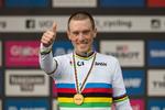 Det store smil var fremme, da 29-årige Rohan Dennis havde generobret sin VM-titel i enkeltstart. Foto: Oli Scarff/Ritzau Scanpix