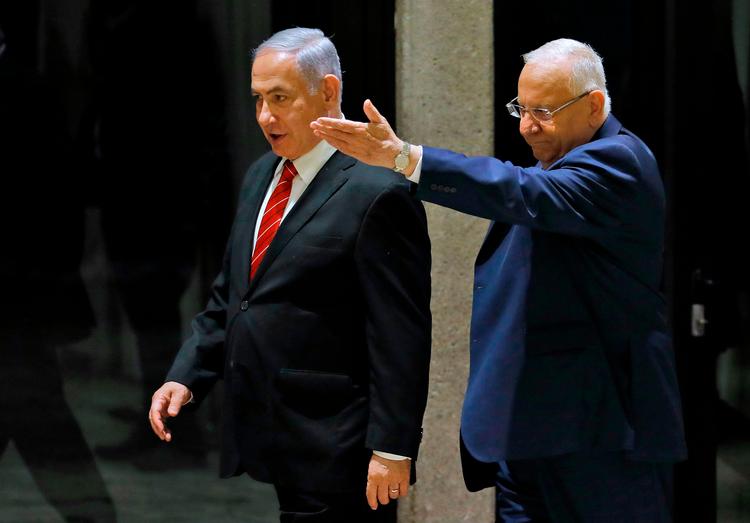 Israels præsident giver Benjamin Netanyahu 28 dage til at forsøge at danne en regering. Men Netanyahu savner et flertal -- også til at beskytte sig mod en anklage for korruption.
   Foto: Menahem Kahana/Ritzau Scanpix