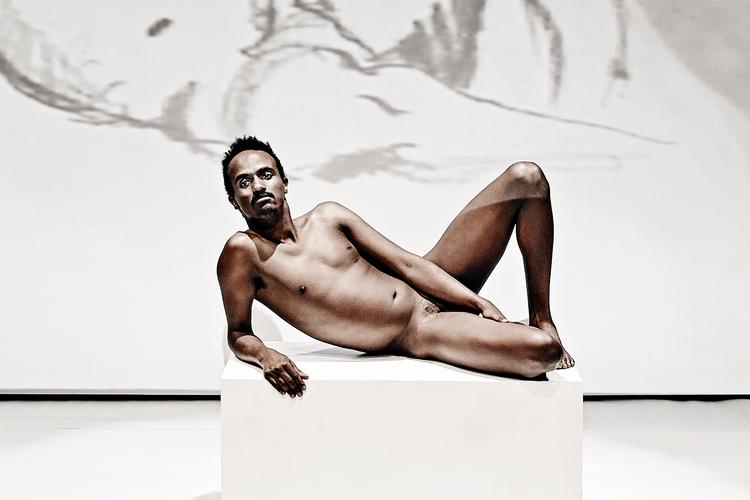 Manden spilles ikke af Mohamed Ali Osman, for manden er ham og taler om egne erfaringer, forlyder det. Det samme gør Karin Bang Heinemeier som kvinden. Spiller de alligevel roller, er det rollerne som de myter, de hver især repræsenterer og gerne vil løsrive sig fra: Den sorte mand, den hvide kvinde.  Foto: Emilia Therese