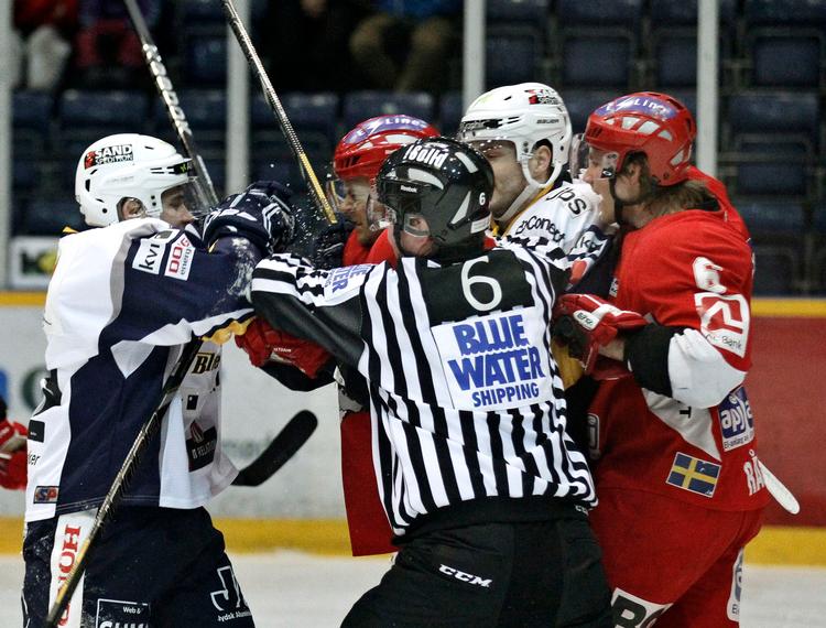 En god nævefight mellem spillerne er en integreret del af kulturen i ishockey. Men hvad gør man, når det tager overhånd. Sporten er fanget i et paradoks mellem underholdning og uacceptabel adfærd.
   Foto: Jens Dresling/POLFOTO