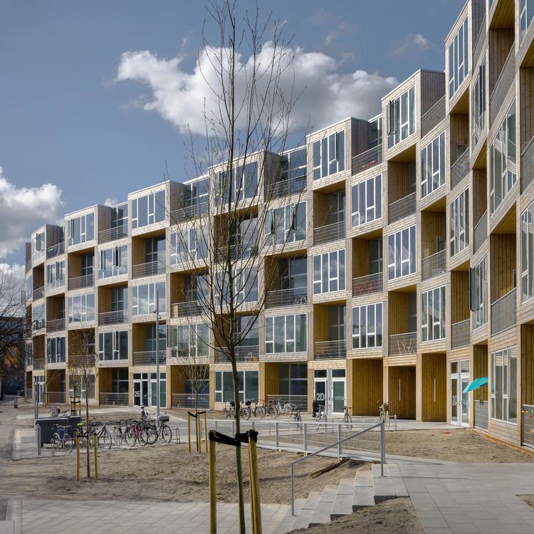Ved at stable præfabrikerede byggeelementer forskudt er det lykkedes BIG på Dortheavej i Nordvest at skabe et billigt alment boligbyggeri af høj kvalitet med indeliggende altaner. Her er altanerne en integreret del af husets facade, dets åndedræt. Foto: Jens Lindhe