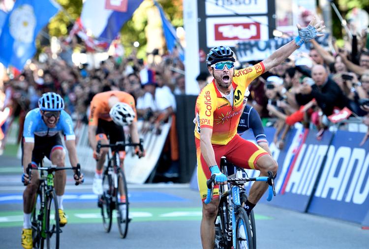 Sådan så det ud sidste år, da Alejandro Valverde ved VM i Innsbruck omsider sikrede sig retten til at stå på podiets øverste trin.. Foto: Tariq Mikkel Khan/POLFOTO