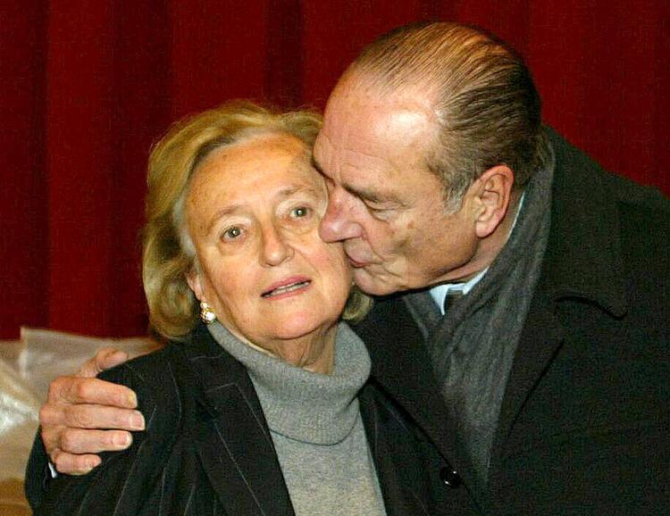 Jacques Chirac ses her kysse sin kone Bernadette. De to havde et uroligt ægteskab, hvor Jacque Chirac var kendt for sine mange sidespring.
    FILE PHOTO: French President Jacques Chirac kisses his wife Bernadette after her victory as regional candidate in the first round of the French regional elections in Correze, central France, March 21, 2004. Picture taken March 21, 2004. REUTERS/Regis Duvignau/File Photo
   Foto: Regis Duvignau/Ritzau Scanpix