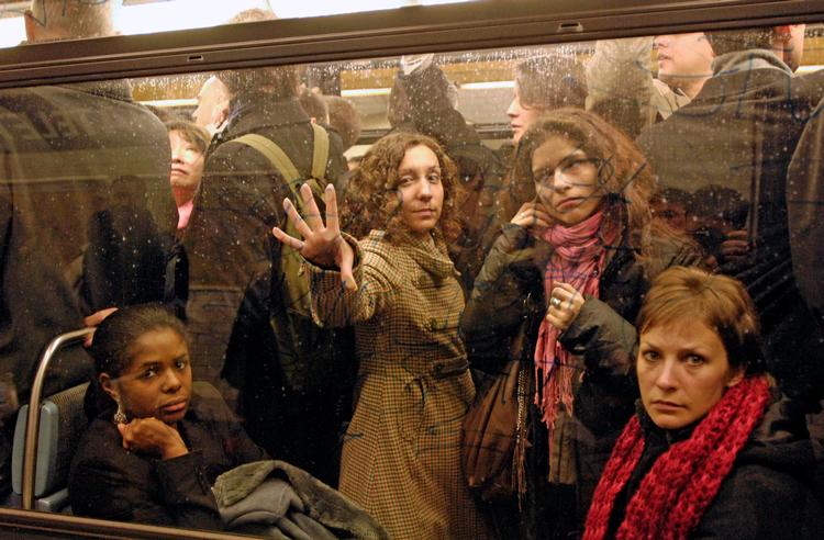 Da den argentinske forfatter Julio Cortázar i 1951 søgte i eksil i Paris, fandt han trøst i den parisiske metro, der mindede ham om metroen i hjembyen Buenos Aires. I sit forfatterskab kredsede han om metroen som begreb, som man kan læse i en ny udgivelse i anledning af åbningen af Københavns cityring. Foto: Stringer/france/Ritzau Scanpix