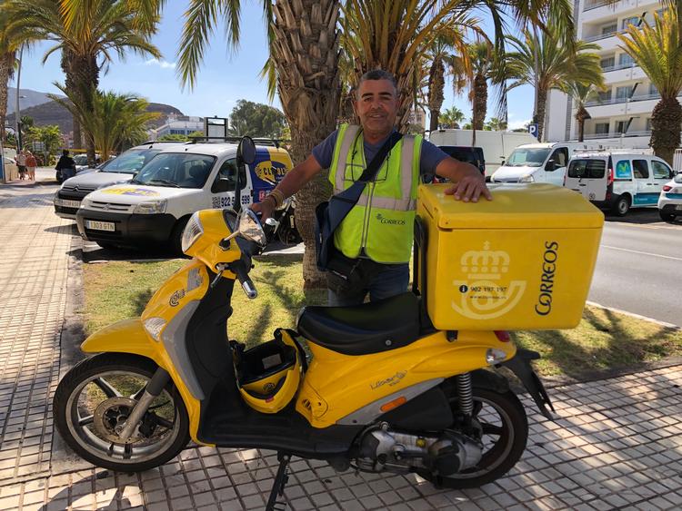 Postbuddet Miguel Díaz Torres frygter for fremtiden uden turister fra Thomas Cook: »Vores økonomi bliver helt sikkert dårligere, og der vil være færre arbejdspladser«. Foto: Mia Hove Christensen
