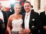 
   Østrigs daværende vicekansler,  Heinz-Christian Strache, måtte gå af efter i foråret en skandalevideo. Her er han sammen med hustruen Philippa Strache. Nu anklager hans tidligere bodyguard ham for svindel. 
   Foto: Michael Gruber/Ritzau Scanpix