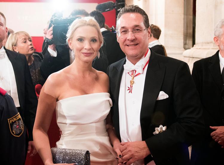
   Østrigs daværende vicekansler,  Heinz-Christian Strache, måtte gå af efter i foråret en skandalevideo. Her er han sammen med hustruen Philippa Strache. Nu anklager hans tidligere bodyguard ham for svindel. 
   Foto: Michael Gruber/Ritzau Scanpix