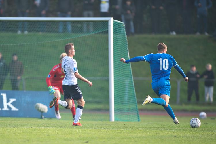 VSK's Jacob Rittig (th.) bragte i denne situation sit undertippede hold foran 1-0 torsdag aften mod AGF i pokalturneringen, men føringen holdt ikke til avancement.   Foto: Anita Graversen/ANITA GRAVERSEN
