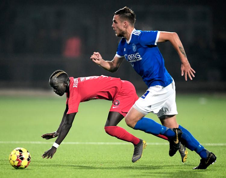Superligaholdet FC Midtjyllands Awer Mabil er her på vej i kunstgræsset under torsdag aftens pokaldyst på Amager.    Foto: Lars Poulsen/POLFOTO