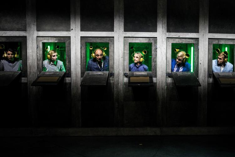 Komikken i 'Amerika', hvor en ung Karl skal finde sig til rette som emigrant i USA, finder man især hos bipersonerne, ofte nogle meget tykke nogle af slagsen. 