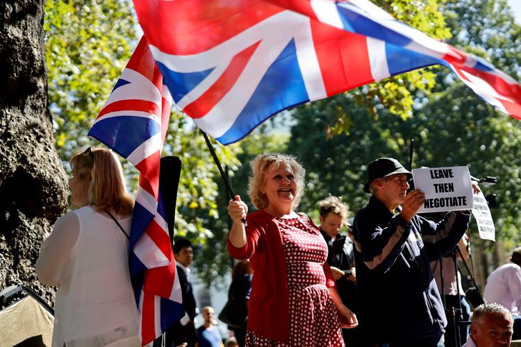 
    Hvem orker længere at følge med i den endeløse britiske Brexit-føljeton? - spørger Bettina Heltberg. Foto: Tolga Akmen/Ritzau Scanpix