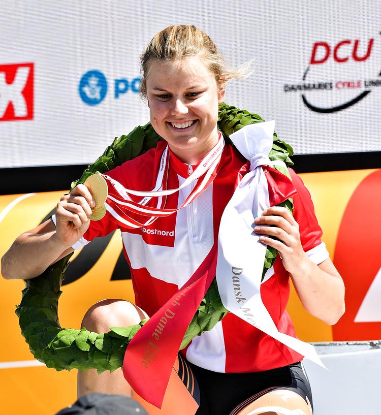 Amalie Dideriksen lykønskes efter for tre måneder siden i Esbjerg at være blevet dansk mester på landevej hos eliten for fjerde gang.
 Foto: Ernst van Norde
