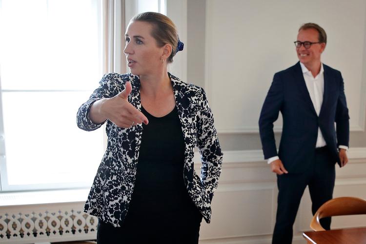 Martin Rossen har været særlig rådgiver for Mette Frederiksen, siden hun blev beskæftigelsesminister i 2011. Her ses de sammen til de indledende forhandlinger om tidlig tilbagetrækning for særligt nedslidte. Foto: Jens Dresling/POLFOTO