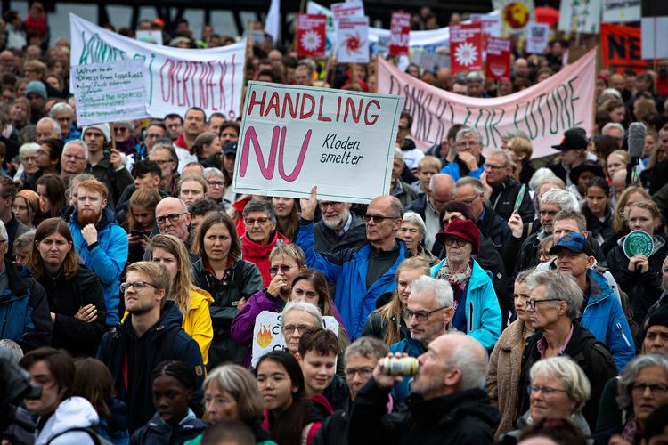 'Brug din frokostpause på klimaet' var opfordringen til alle voksne i dag landet over. Både voksne, ældre, unge og børn var mødt op på Ofelia Plads i København til klimademonstration.  Foto: Martin Lehmann/POLFOTO