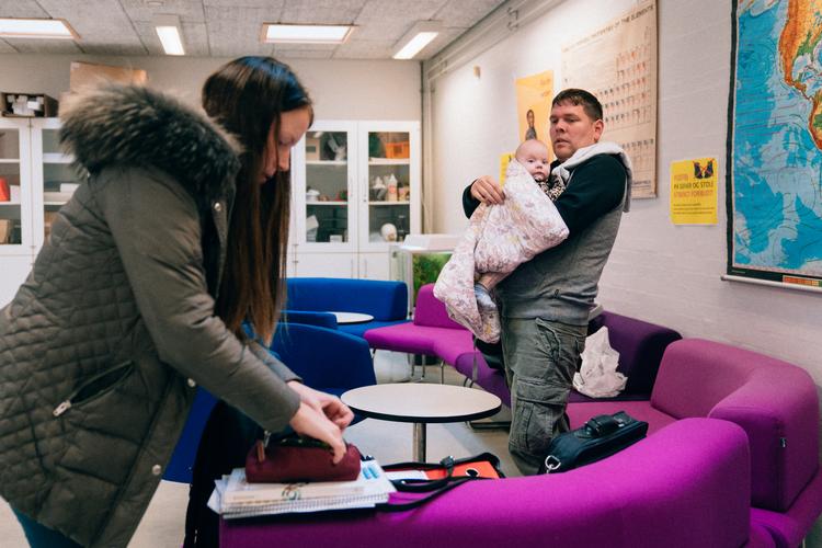 Sabrina Nielsen og Jacob Dahl er i gang med en HF på VUC-centeret i Hadsund, der er lukningstruet. De har tre børn og skiftes til at gå i skole for at få det til at fungere. De kan ikke fortsætte deres uddannelse, hvis afdelingen lukker.
   Foto: Andreas Merrald/POLFOTO