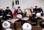Ayatollah Khamenei, Irans øverste leder, mødes med 'Rådet af Eksperter'. Han advarer dem mod at stole på USA, Storbritanninen, Frankrig og Tyskland.
   Foto: Ho/Ritzau Scanpix