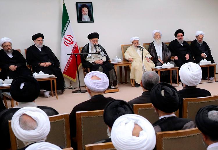 Ayatollah Khamenei, Irans øverste leder, mødes med 'Rådet af Eksperter'. Han advarer dem mod at stole på USA, Storbritanninen, Frankrig og Tyskland.
   Foto: Ho/Ritzau Scanpix
