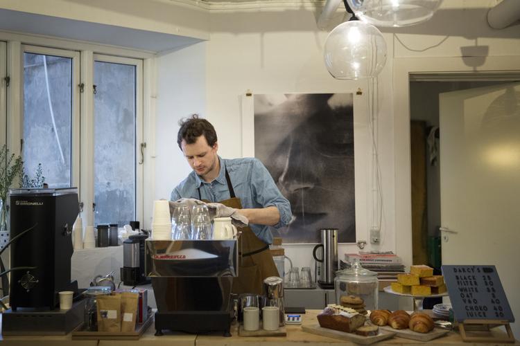Bare fordi man selv driver en kaffebar, kan man jo godt købe sin black power hos konkurrenten. Darcy's Kaffe i Blågårdsgade er blandt Lasse Johansens Nørrebro-favoritter.
   Foto: Louise Herrche Serup/POLFOTO