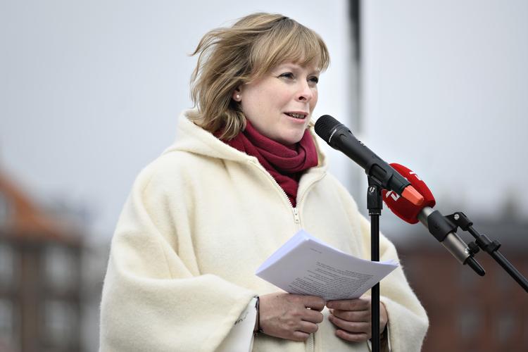 En række kunstuddannelser skal slippe for sparekrav, mener kulturminister Joy Mogensen (S). Men de består for museer. Kulturministeren ses her ved indivelsen af en skulptur ved Eigtveds Pakhus i København.  Foto: Philip Davali/Ritzau Scanpix