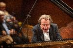 Pianisten Rudolf Buchbinder fra Wien var hovedperson i Tjajkovskijs klaverkoncert, men spillede tørt og uden farver. Foto: Finn Frandsen/POLFOTO