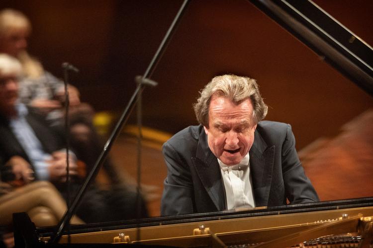 Pianisten Rudolf Buchbinder fra Wien var hovedperson i Tjajkovskijs klaverkoncert, men spillede tørt og uden farver. Foto: Finn Frandsen/POLFOTO
