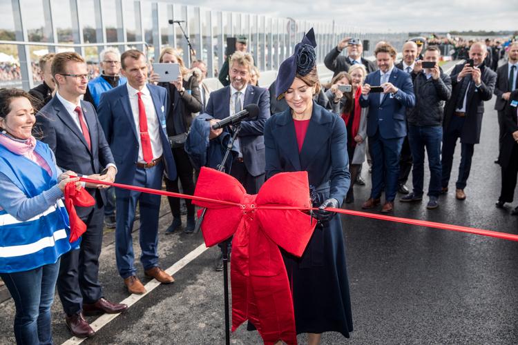 Kronprinsesse Mary klipper snoren over og indvier den ny forbindelse over Roskilde Fjord.
Foto: Nikolai Linares/Ritzau Scanpix
   Foto: Nikolai Linares/Ritzau Scanpix