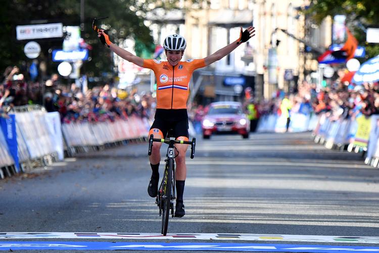 105 kilometers ensomt slid i front er tilendebragt, og hollænderen Annemiek van Vleuten kan juble over VM-guld i linjeløbet.
 Foto: Ben Stansall/Ritzau Scanpix