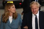Boris Johnson og hans kæreste, Carrie Symonds kom til Manchester lørdag aften. (Photo by Oli SCARFF / AFP) Foto: Oli Scarff/Ritzau Scanpix