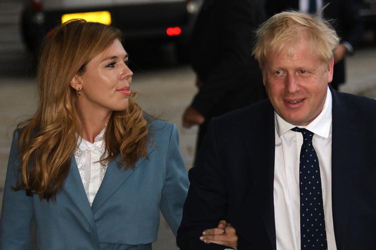 Boris Johnson og hans kæreste, Carrie Symonds kom til Manchester lørdag aften. (Photo by Oli SCARFF / AFP) Foto: Oli Scarff/Ritzau Scanpix
