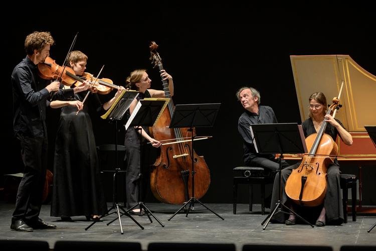 Concerto Copenhagen med chefdirigent Lars Ulrik Mortensen ved cembaloet i Diamanten lørdag. Foto: Lars Krabbe