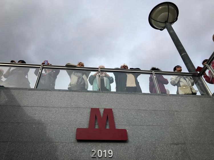 43 trins grå granit er der ned i dybet til rulletrapper og dronningens særtog. Folk glaner ned i hullet og glæder sig til det bliver deres tur. Foto: Per Munch