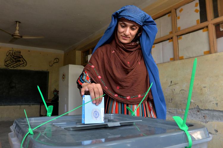 Cirka to millioner stemte ifølge en talsmand for valgkommissionen i Afghanistan. 9,7 millioner havde mulighed for at stemme.  Foto: Noorullah Shirzada/Ritzau Scanpix