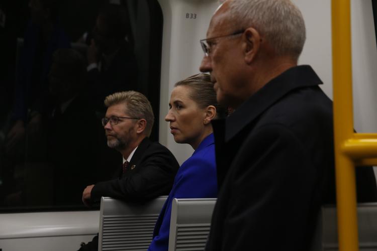 Der ventes på dronningen. Fra venstre: Overborgmester Frank Jensen (S), statsminister Mette Frederiksen (S) og fhv. beskæftigelsesminister Jørgen Neergaard Larsen (V).  Foto: Jens Hartmann Schmidt