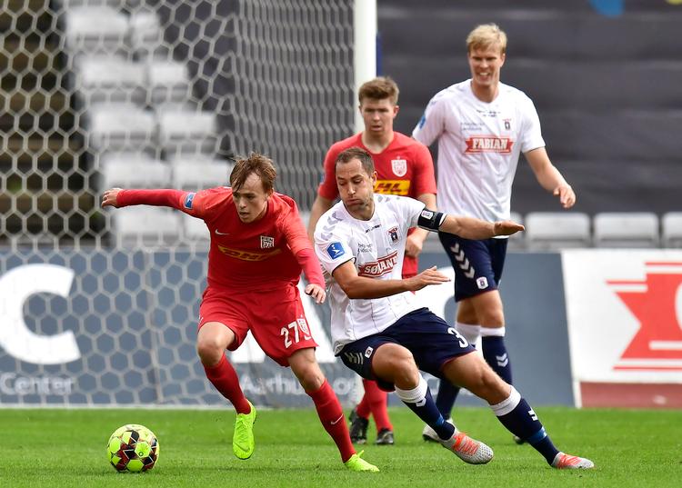 Her er Niklas Backman væk fra midterforsvaret for at presse Mikkel Damsgaard, men AGF's svenske anfører var hurtigt tilbage på sin vante plads ved siden af Frederik Tingager. Foto: Bo Amstrup/Ritzau Scanpix