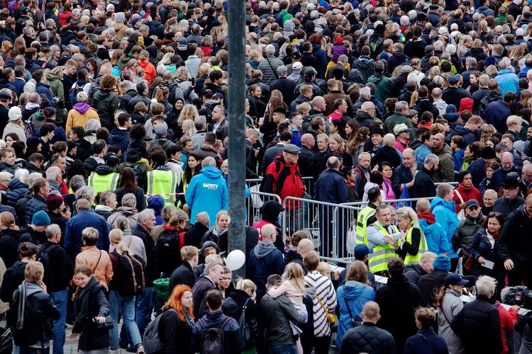 Søndag eftermiddag er Rådhuspladsen proppet med mennesker, der vil prøve den nye metro. Foto: Emma Sejersen