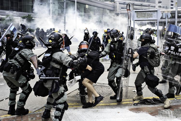 Politibetjente i Hongkong er begyndt at bruge en taktik, hvor de pludselig stormer frem mod demonstranter. Foto: Claus Blok Thomsen