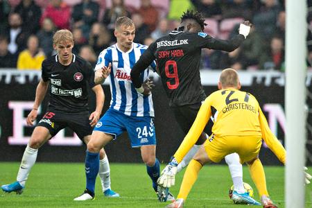 OB-målmanden Oliver Christensen var stærkt medvirkende til, at OB slog FC Midtjylland.
   Foto: Jens Nørgaard Larsen/Ritzau Scanpix