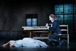 Roxane trimler omkuld af bar kærlighed til en anden mand., mens Cyrano sidder tilbage med en lang næse - og masser af længsel at digte videre med (Johanne Louise Schmidt og Olaf Johannessen). Foto: Miklos Szabo
