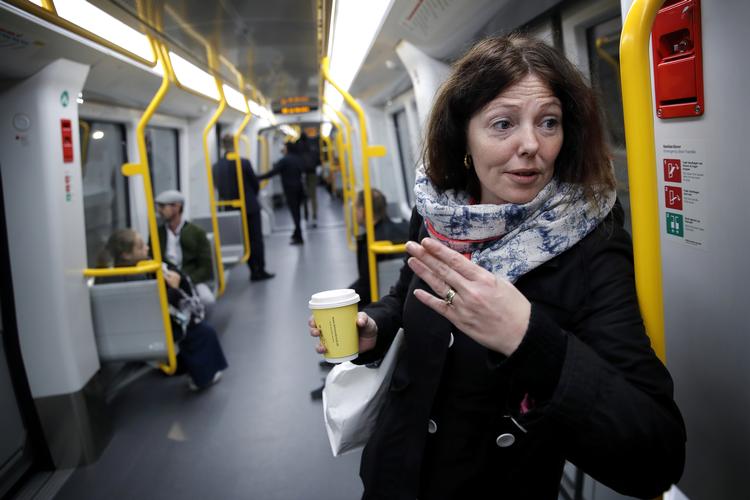  Første morgen med den nye Metro.  Kamilla Jensen er taget afsted i god tid.





























   Foto: Jens Dresling/POLFOTO