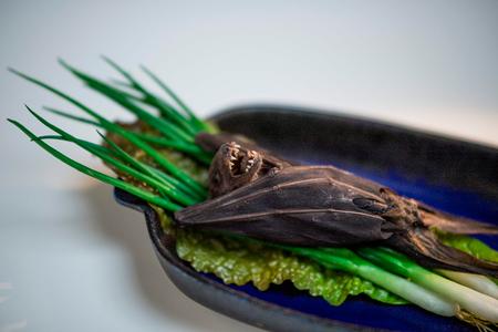  Ikke helt færdig. Men alligevel. Ingredienserne til frugtflagermussuppe, som vor mor på stillehavsøen Guam laver den. Mad, der nærmest kan tygge sig selv.  Foto: Loic Venance/Ritzau Scanpix