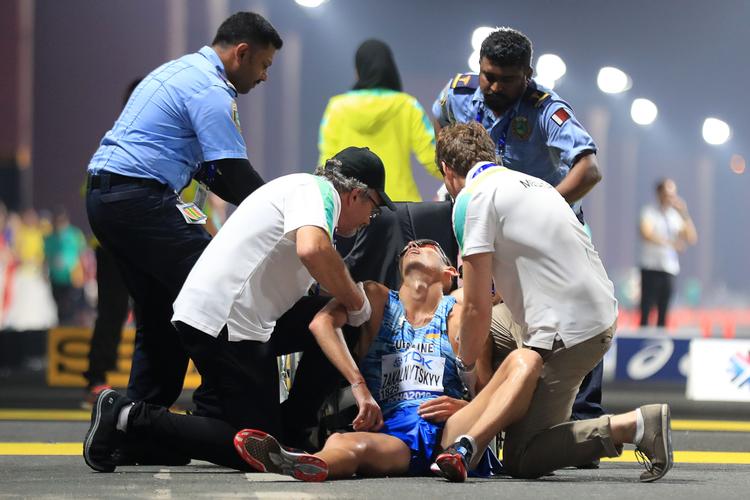 Ukraines Maryan Zakalnytskyy gik sig til en niendeplads på 50 km kapgang ved VM i atletik. Efter målstregen kollapsede han som følge af anstrengelserne i den fugtige varme.
 Foto: Mustafa Abumunes/Ritzau Scanpix