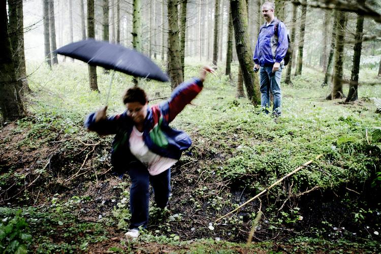 Geocrashing er en moderne form for skattejagt, hvor kort og kompas er skiftet ud med smartphonens GPS.    Foto: Mads Nissen/POLFOTO