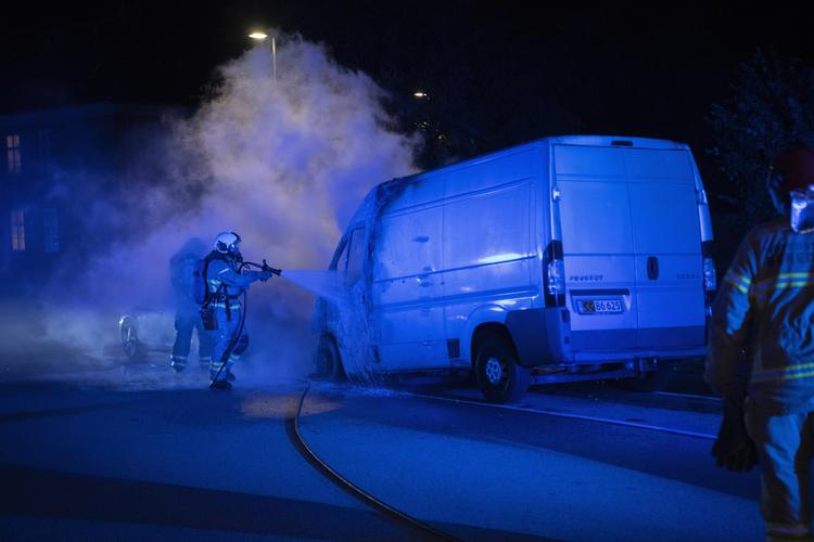 Bil i brand i Københavns nordvestkvarter.
   Foto: Thomas Sjørup/Ritzau Scanpix
