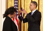 Jessye Norman har vundet utallige hædersbevisninger. Her hyldes hun i 2009 af daværende præsident Barack Obama. Foto: Larry Downing/Ritzau Scanpix