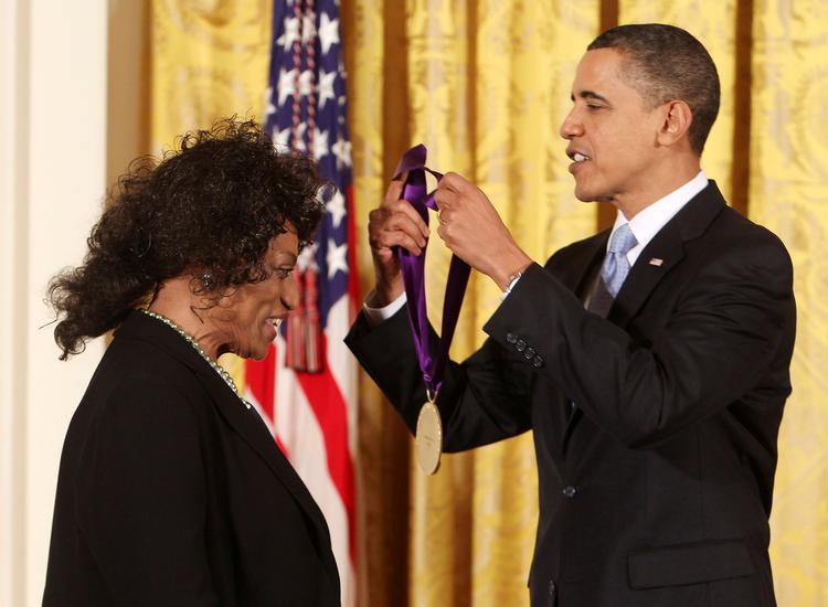 Jessye Norman har vundet utallige hædersbevisninger. Her hyldes hun i 2009 af daværende præsident Barack Obama. Foto: Larry Downing/Ritzau Scanpix
