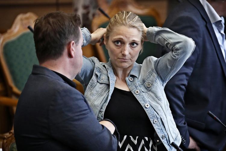 Radikales Zenia Stampe (th) vil nu rejse sig op for dronningen..
   Foto: Jens Dresling/POLFOTO