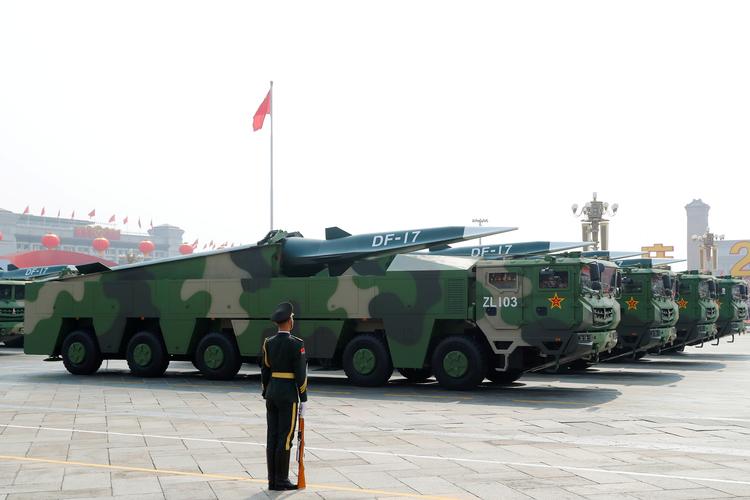 
   Dong Feng 17. Det hypersoniske missil kan både bruges med atomvåben og konventionelle våben. Med en hastighed over 6.000 kilometer i timen er missilet en særlig trussel mod amerikanske baser i Sydkorea, Japan, Guam og amerikanske hangarskibe i Det Sydkinesiske Hav.

   Foto: Thomas Peter/Ritzau Scanpix