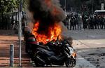 Motorcykler står i brand efter at være blevet ramt af molotovcocktails under demonstrationerne i Hongkong.  Foto: Tyrone Siu/Ritzau Scanpix