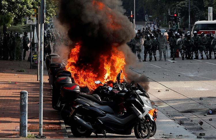 Motorcykler står i brand efter at være blevet ramt af molotovcocktails under demonstrationerne i Hongkong.  Foto: Tyrone Siu/Ritzau Scanpix