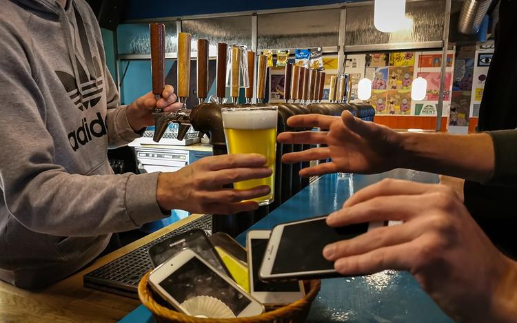Den første øl var gratis på Braw Bar på Nørrebro 1. oktober, hvis gæsterne afleverede deres telefoner i baren. Foto: Braw Bar